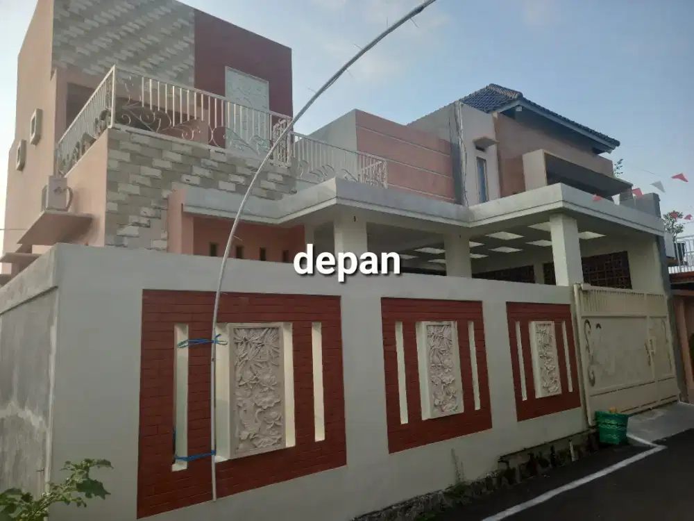 Rumah baru 2 lantai di karanganyar kota, model seperti vila.