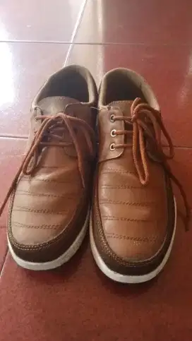 Sepatu kulit keren