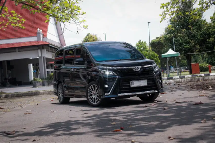 [MOBIL KELUARGA ELEGAN] Toyota Voxy 2.0 A/T 2017 (Hitam)