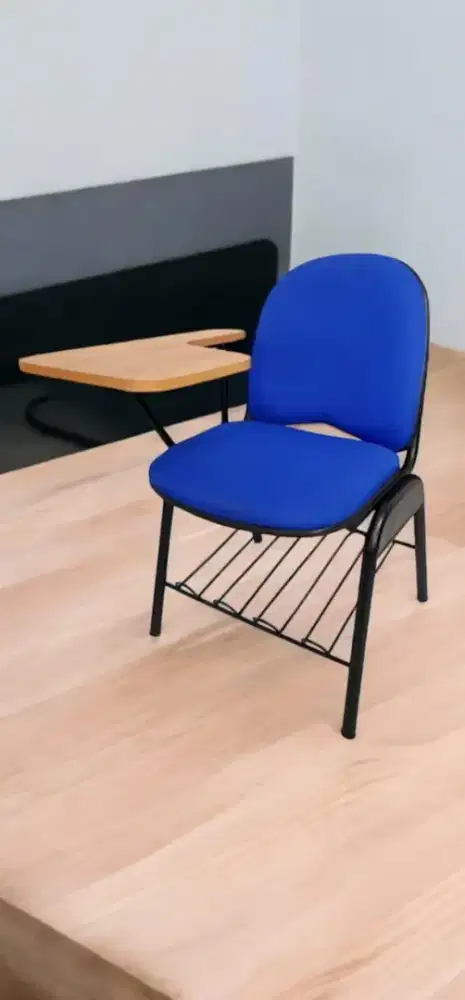 Promo kursi kuliah biru