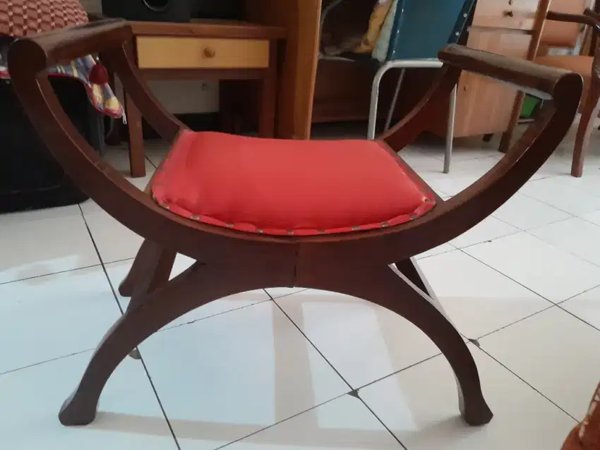 Kursi kayu kecil
