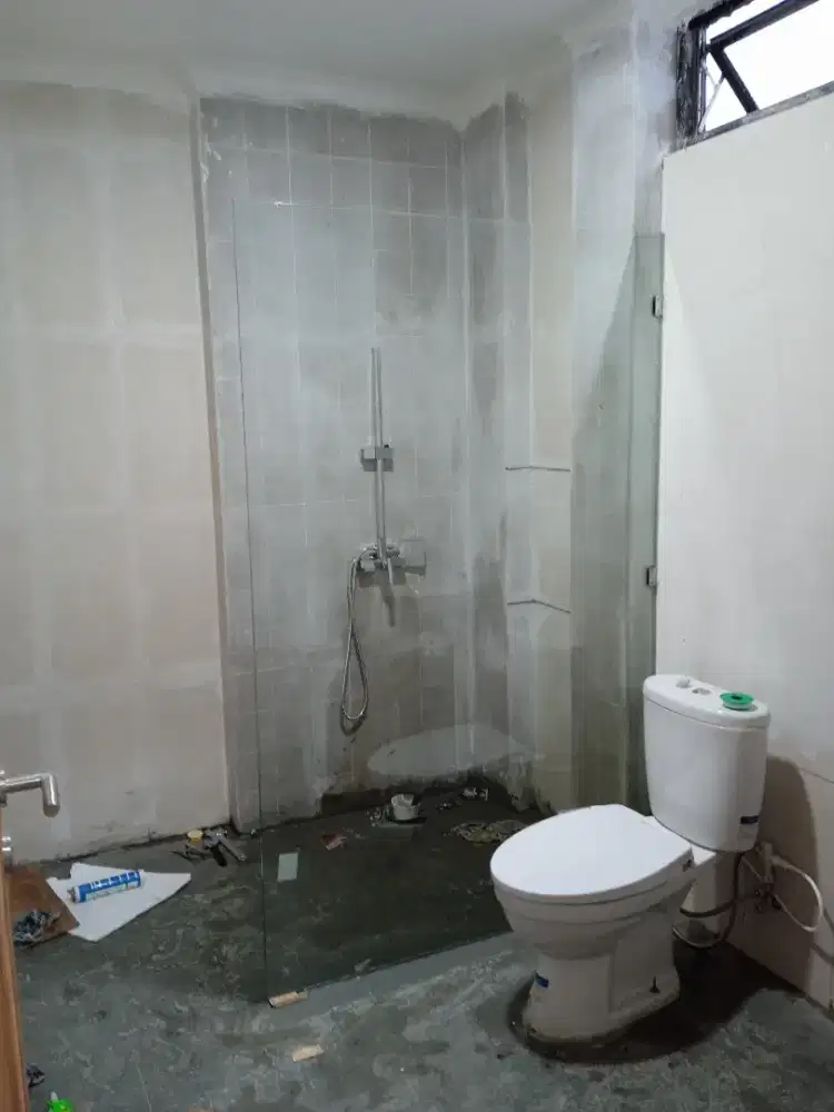 Kaca sekat kamar mandi