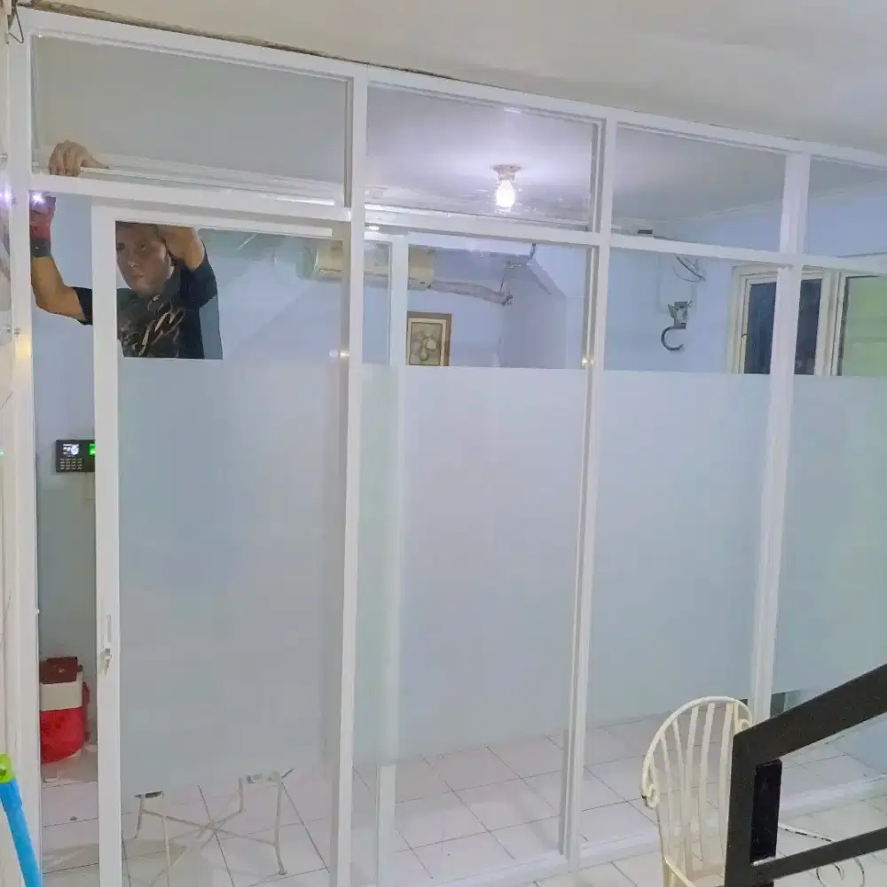 Partisi kaca, Kusen pintu aluminium