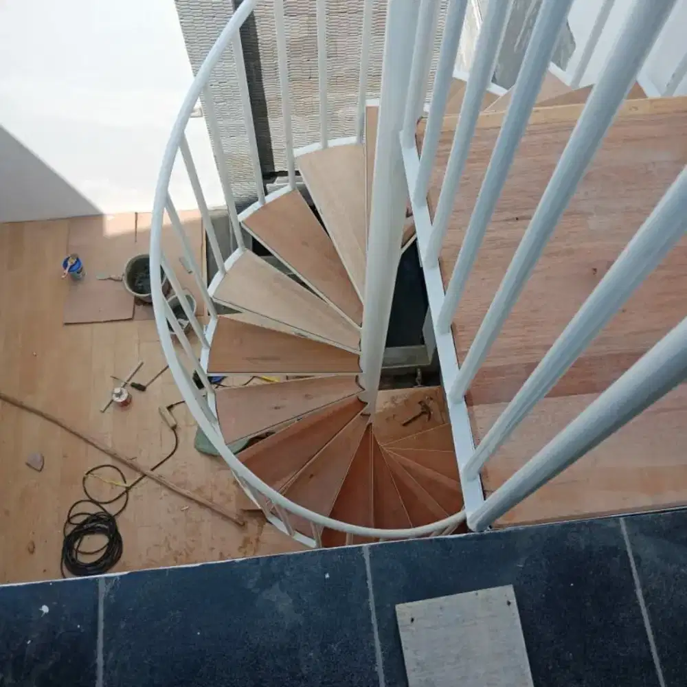 Tangga putar pinjakan kayu