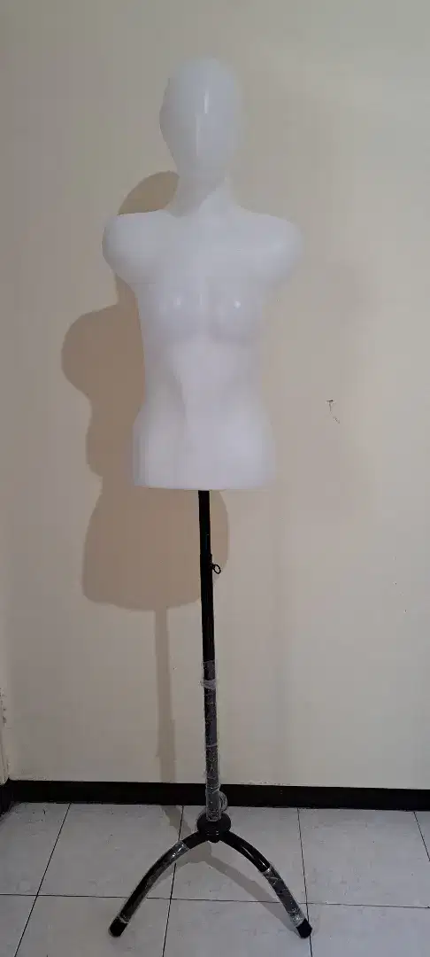 Maneki/ Patung Baju Perempuan