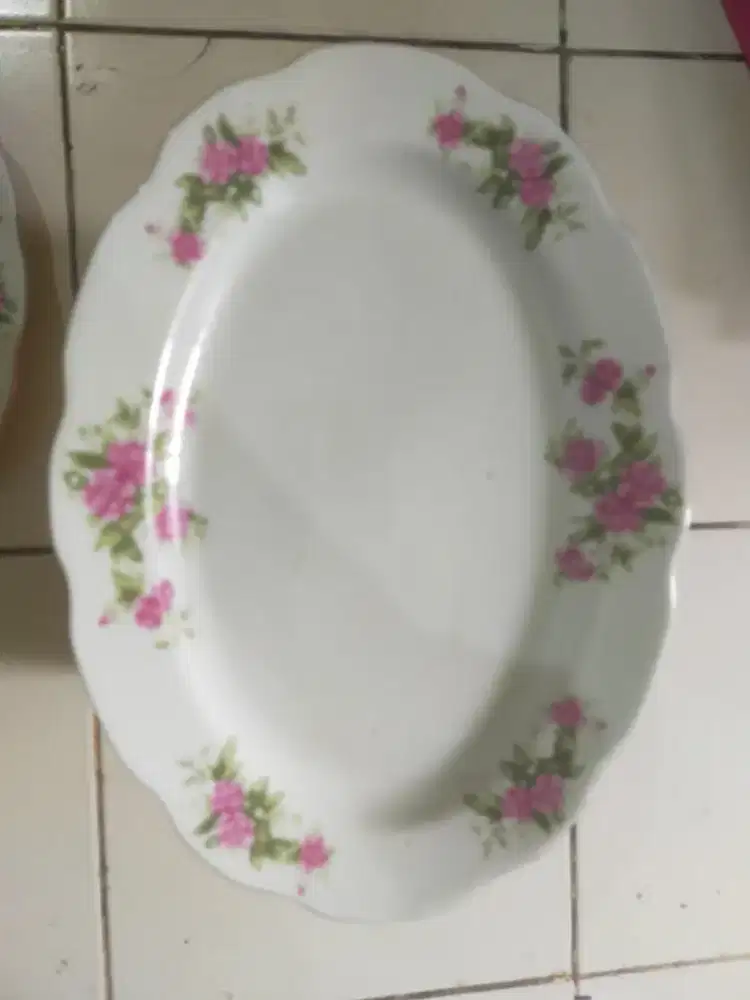 Piring oval motif bunga