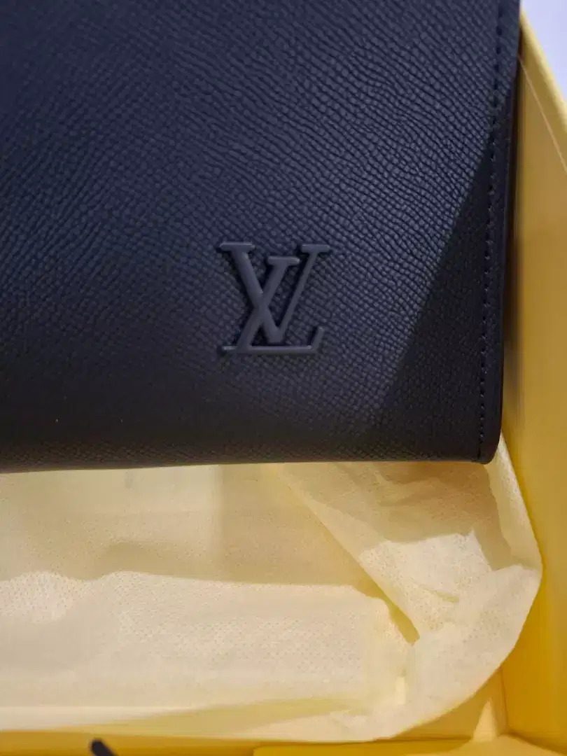 Clutch LV leather taiga black logo black model keren lengkap box lv