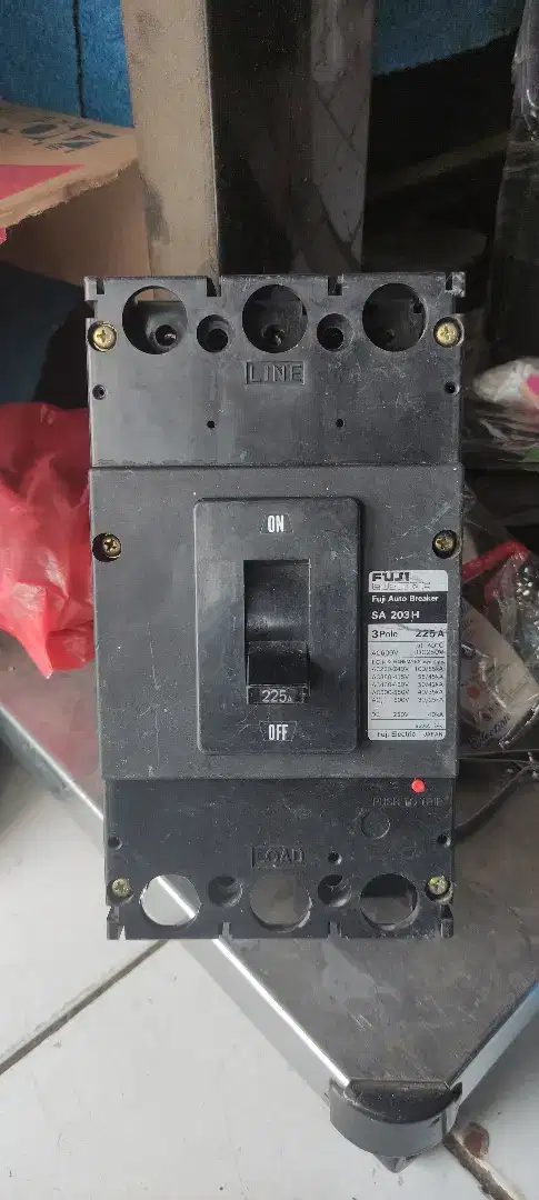 BREAKER LISTRIK MERK FUJI SA203H 3 POLE 225 AMPER