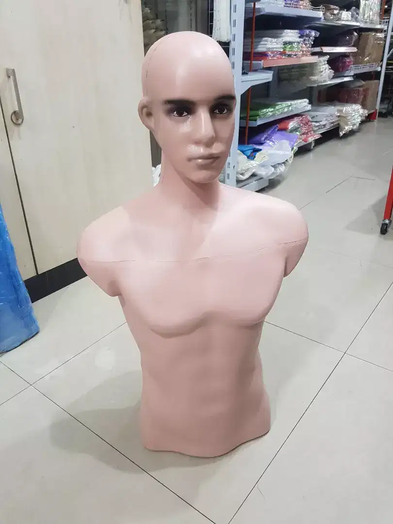 Patung cowok + kepala warna kulit