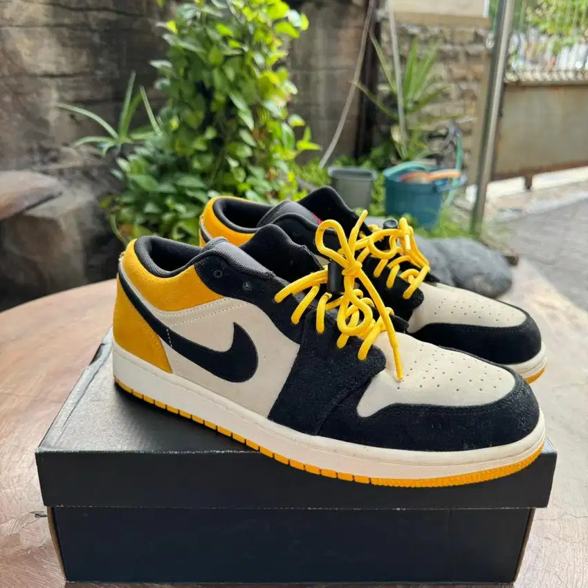 Sepatu Nike Air Jordan 1 Low Sail University Gold Size 44.5 / 28.5cm