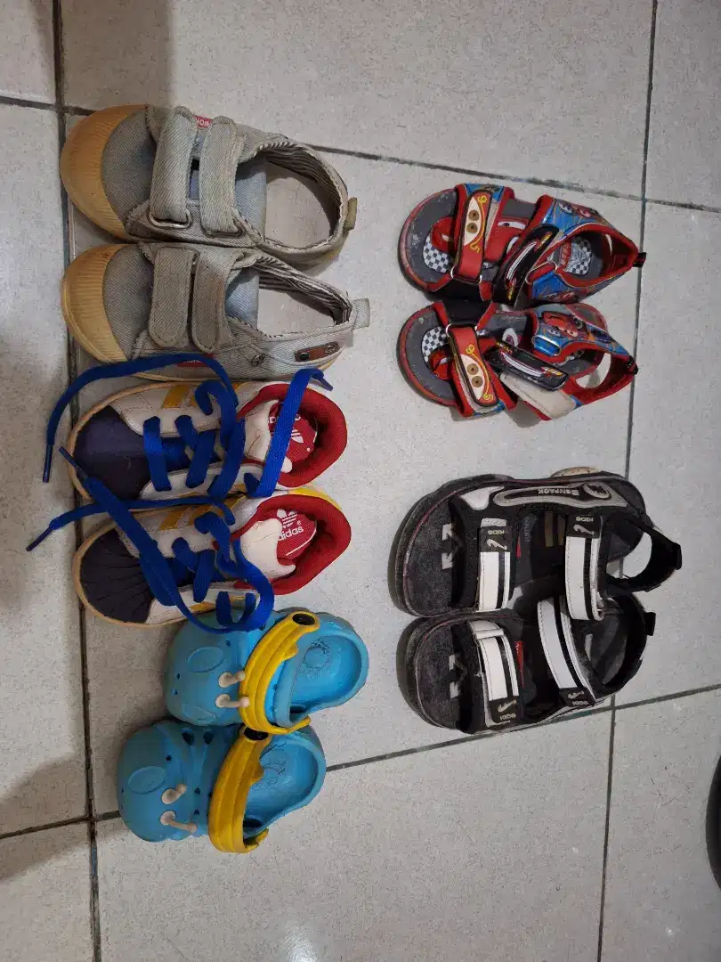 Dijual borongan sandal dan sepatu bayi dan anak² murmer ajah!