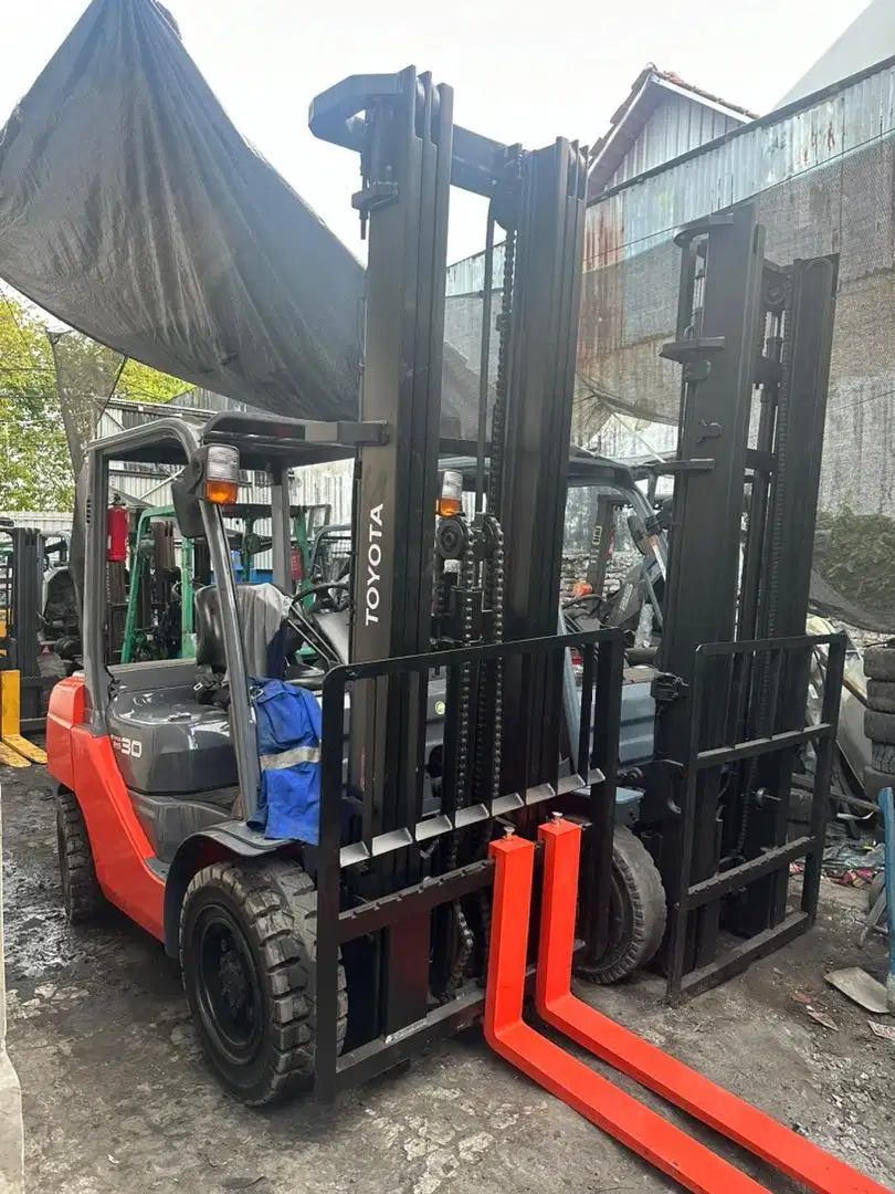 Forklift BeKas TOYOTA SURABAYA 8fd30 TRILIFT 5.5 meter