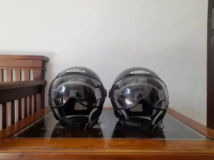 2 Helm Zeus 210 Black Gloss kondisi 75-80%