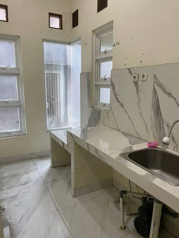 Rumah Cluster 2,5 Lantai Disewakan