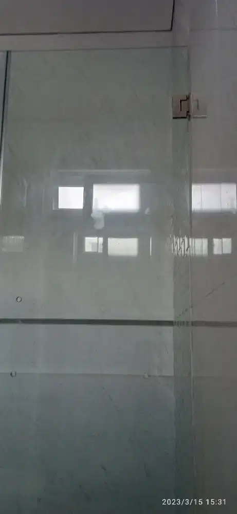 Kaca Sekat Kamar Mandi