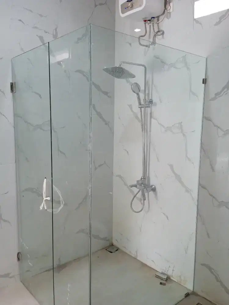 Kaca Sekat Kamar Mandi