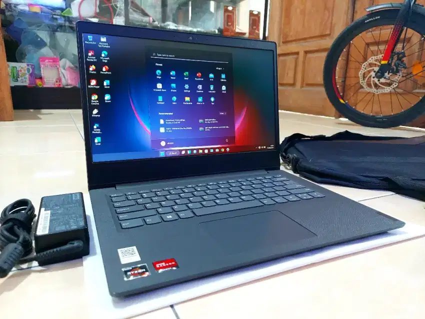 Laptop LENOVO V14-ADA AMD Ryzen 3-3250U SSD 512GB Spek Kenceng Likenew