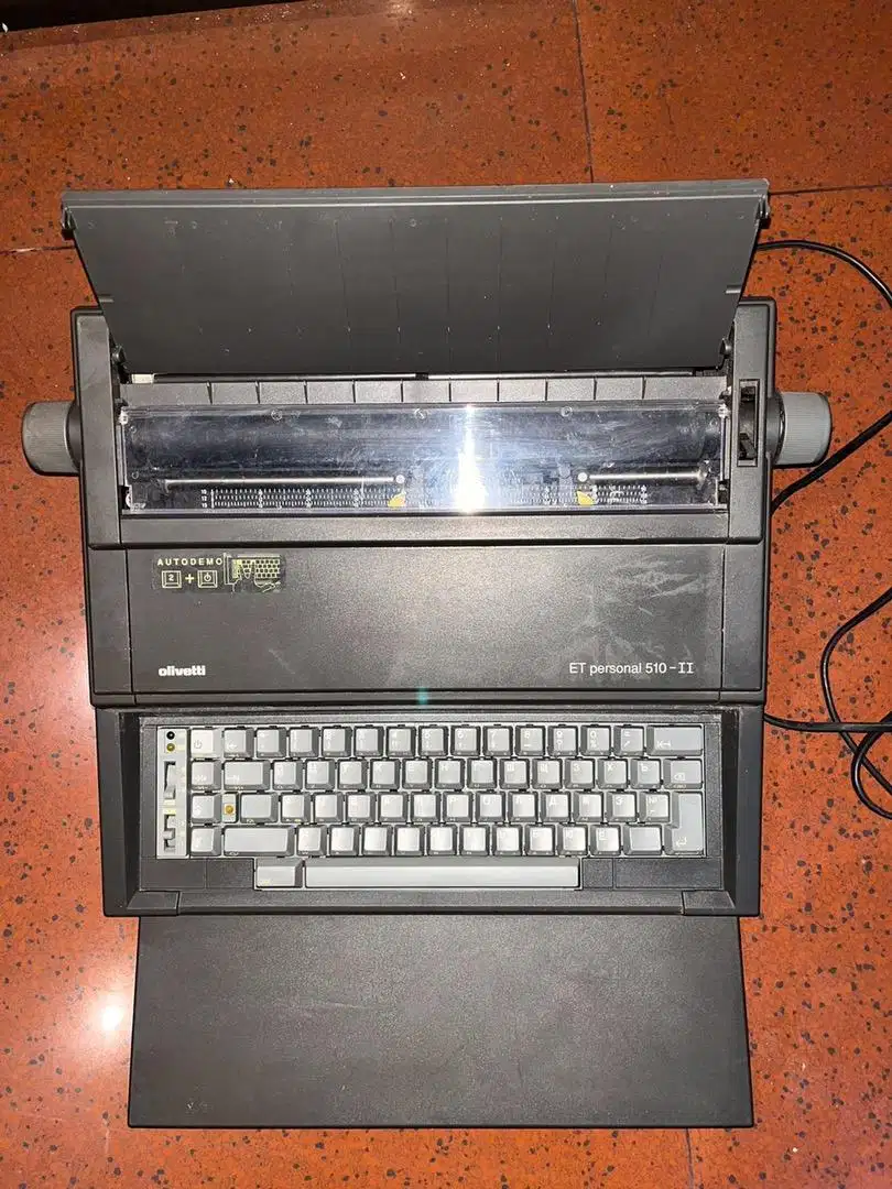 Mesin tik Olivetti dual language