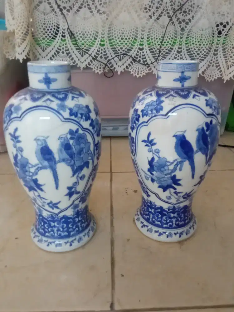 Sepasang kendi China usia diatas 50thn