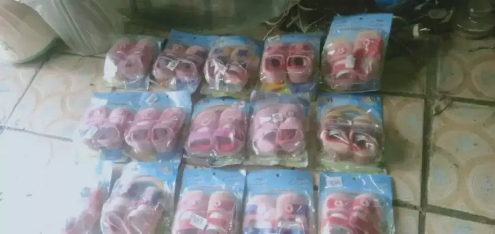 Se paket sepatu khusus ank baby brg baru hrg murah se lg ada cpt murah