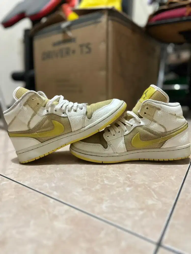 NIKE AIR JORDAN MID SE VOLTAGE YELLOW