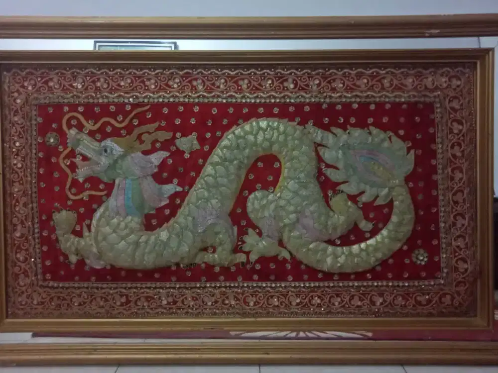 Lukisan Naga Emas