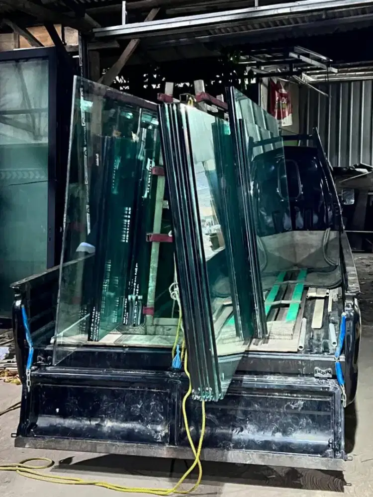 Kaca tempered bekas 90 %  baik  (respon cepat)