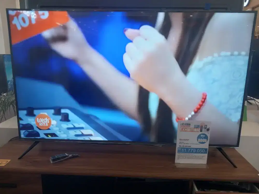 Sharp led smart tv 70inchi