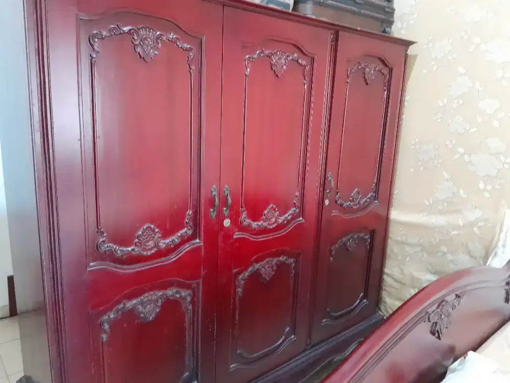 DIJUAL SEPERANGKAT TEMPAT TIDUR, LEMARI, RAK KACA JATI ASLI JEPARA