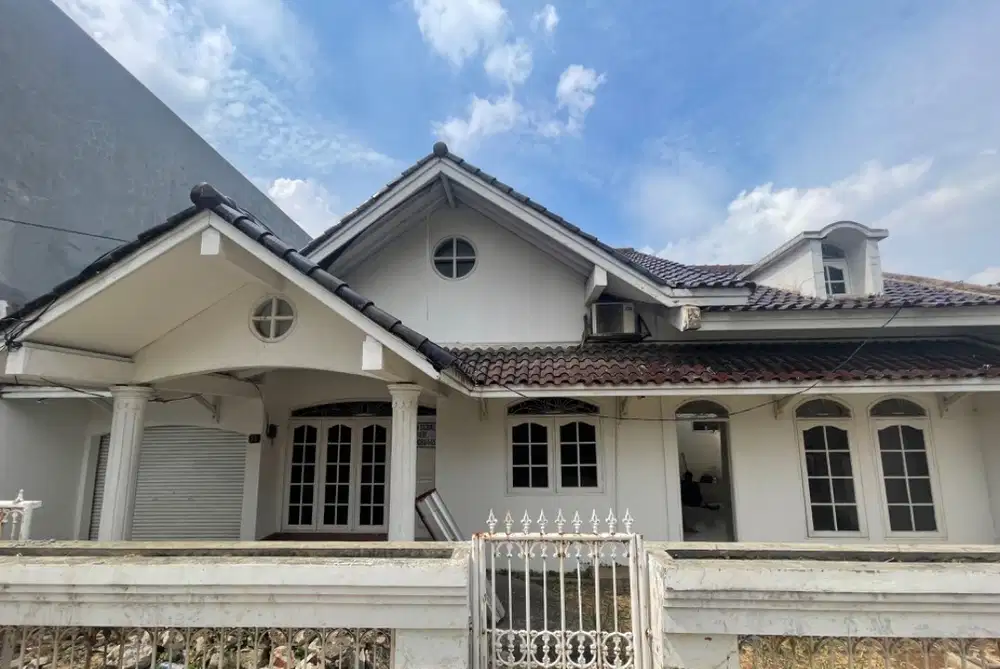 Rumah klasik dalam komplek dengan Attic Room di Kembangan Utara