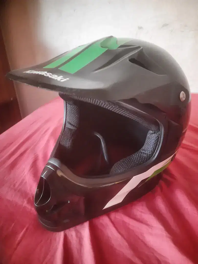 Helm Dtracker kondisi 94% ukuran L