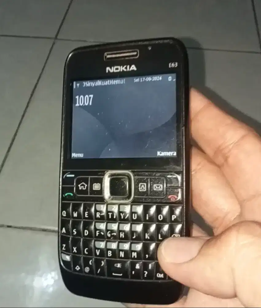 Nokia E63 hitam