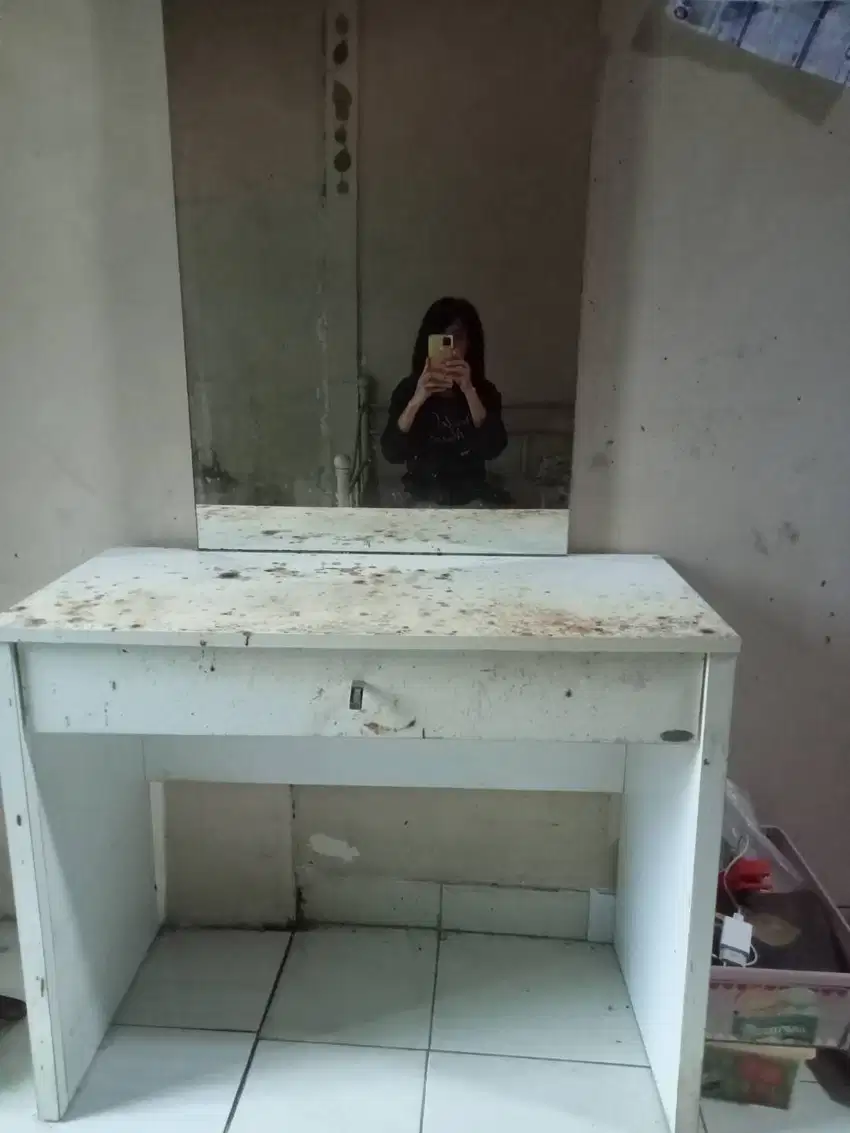 Dijual meja rias kondisi second merk: INFORMA. Dibeli tahun 2016.