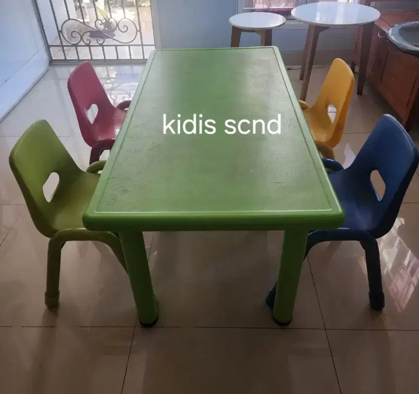 Meja dan kursi anak informa