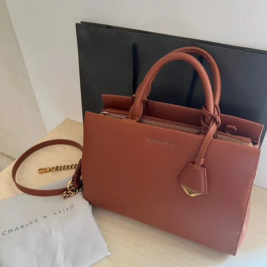 Preloved tas charles & keith brown