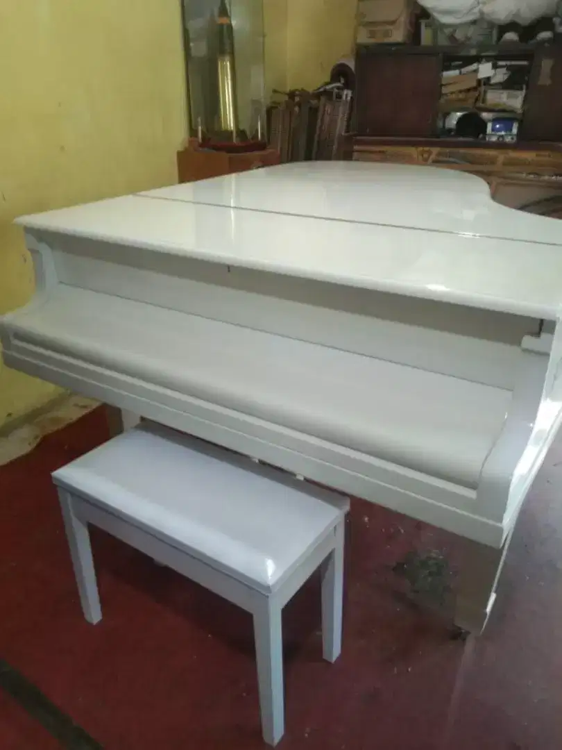 Piano Grand Classic Putih