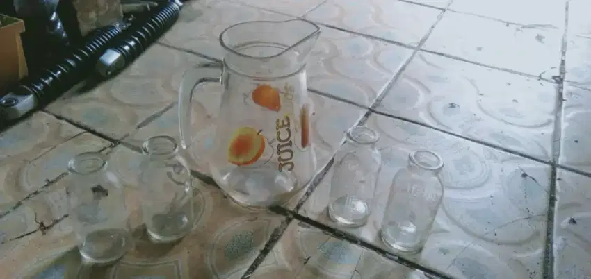 Se paket teko dan botol cristal.lawas kond spt baru se lg ada cpt deh