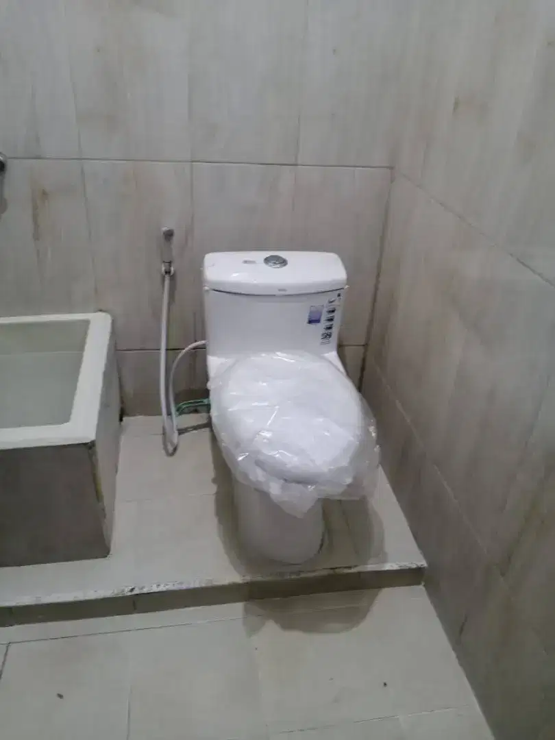 Keramik kamar mandi dan wc