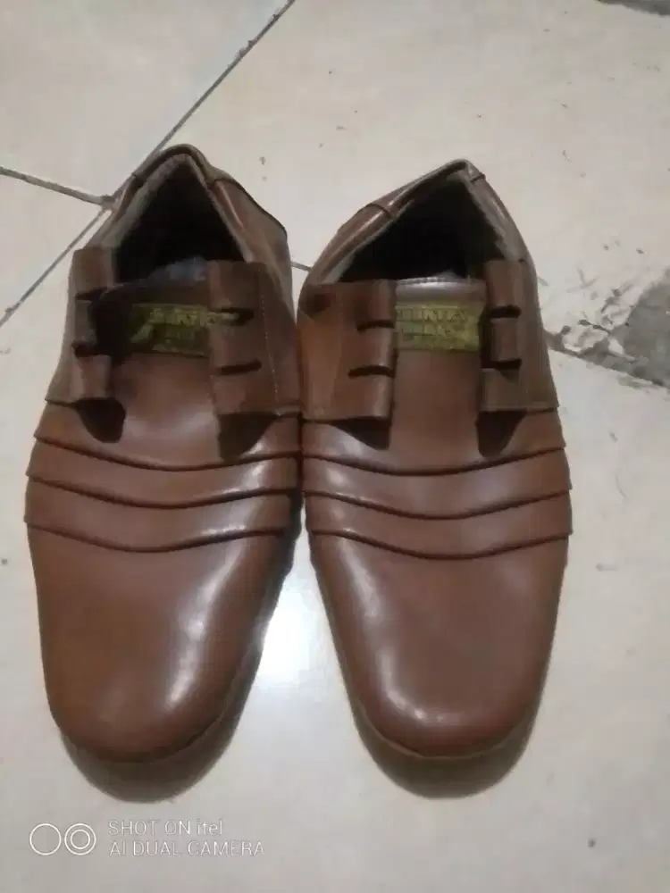 Sepatu lelaki layak di pakai