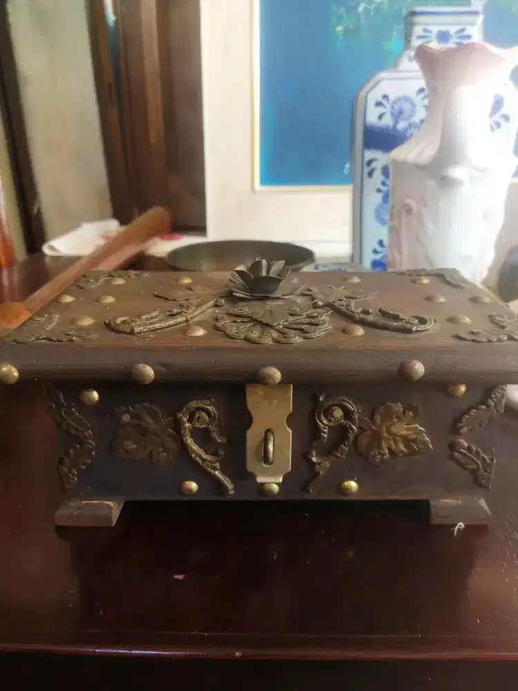 Kotak perhiasan antik dari kayu