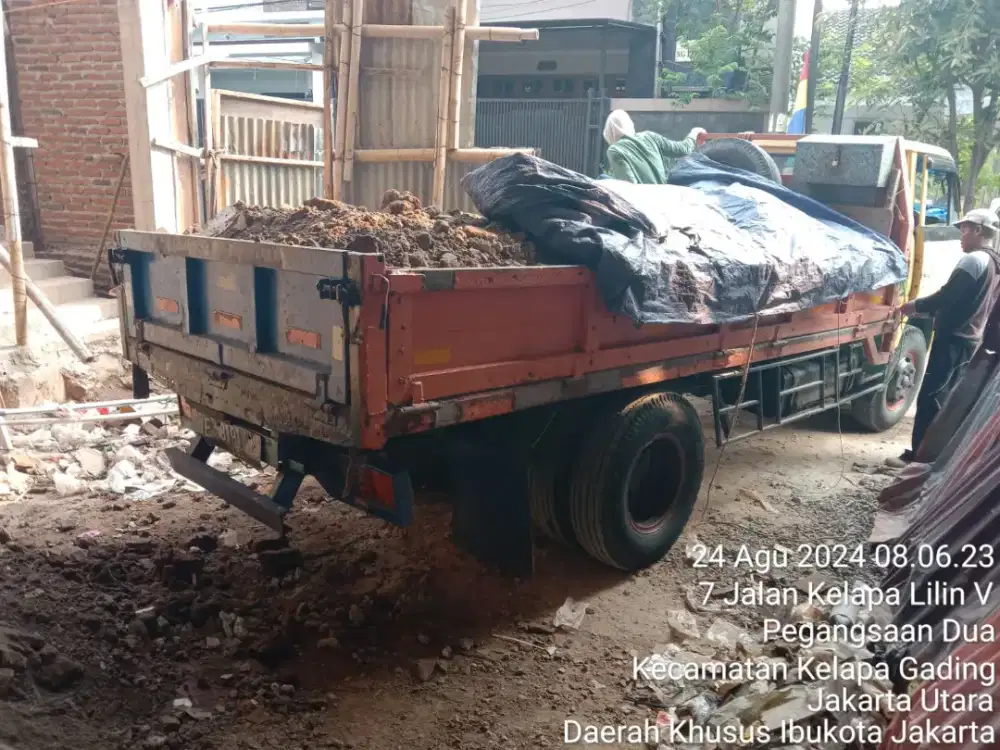 Kontruksi urugan puing dan tanah