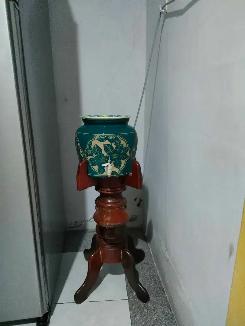 Dispenser keramik galon dan stand kayu