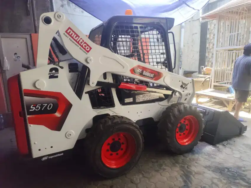 SKID LOADER BOBCAT S570