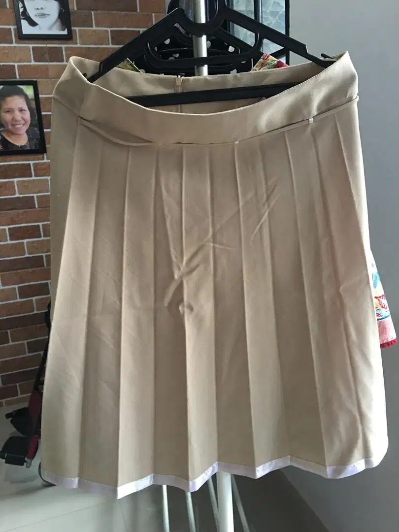 Rok rimpel warna cream, ukuran L