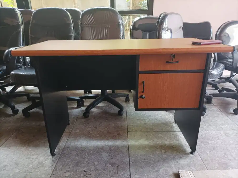 Meja tulis/kantor 1/2 biro.