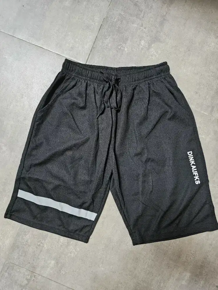 Celana pendek training olahraga