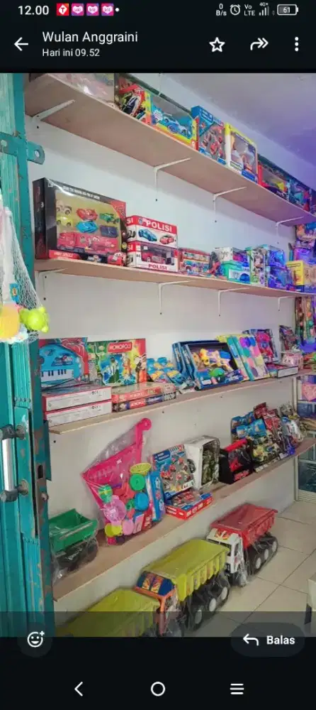 Wanita penjaga toko mainan