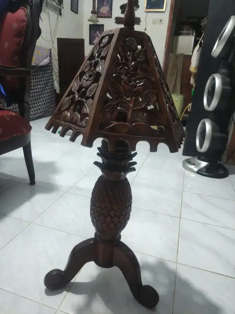 Lampu hias kayu ukiran antik