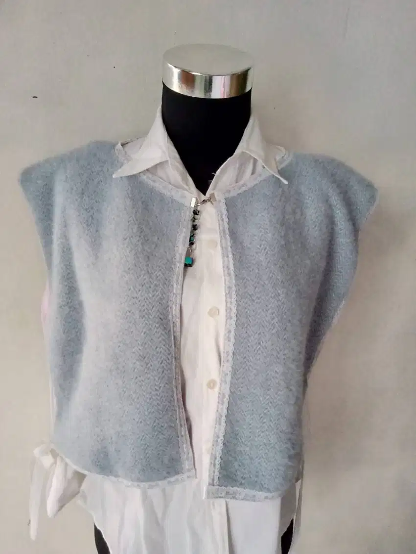 vest/outer pendek bahan bulu halus untuk tampil chic
