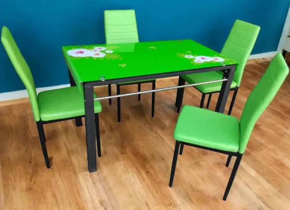 Meja makan 4 kursi